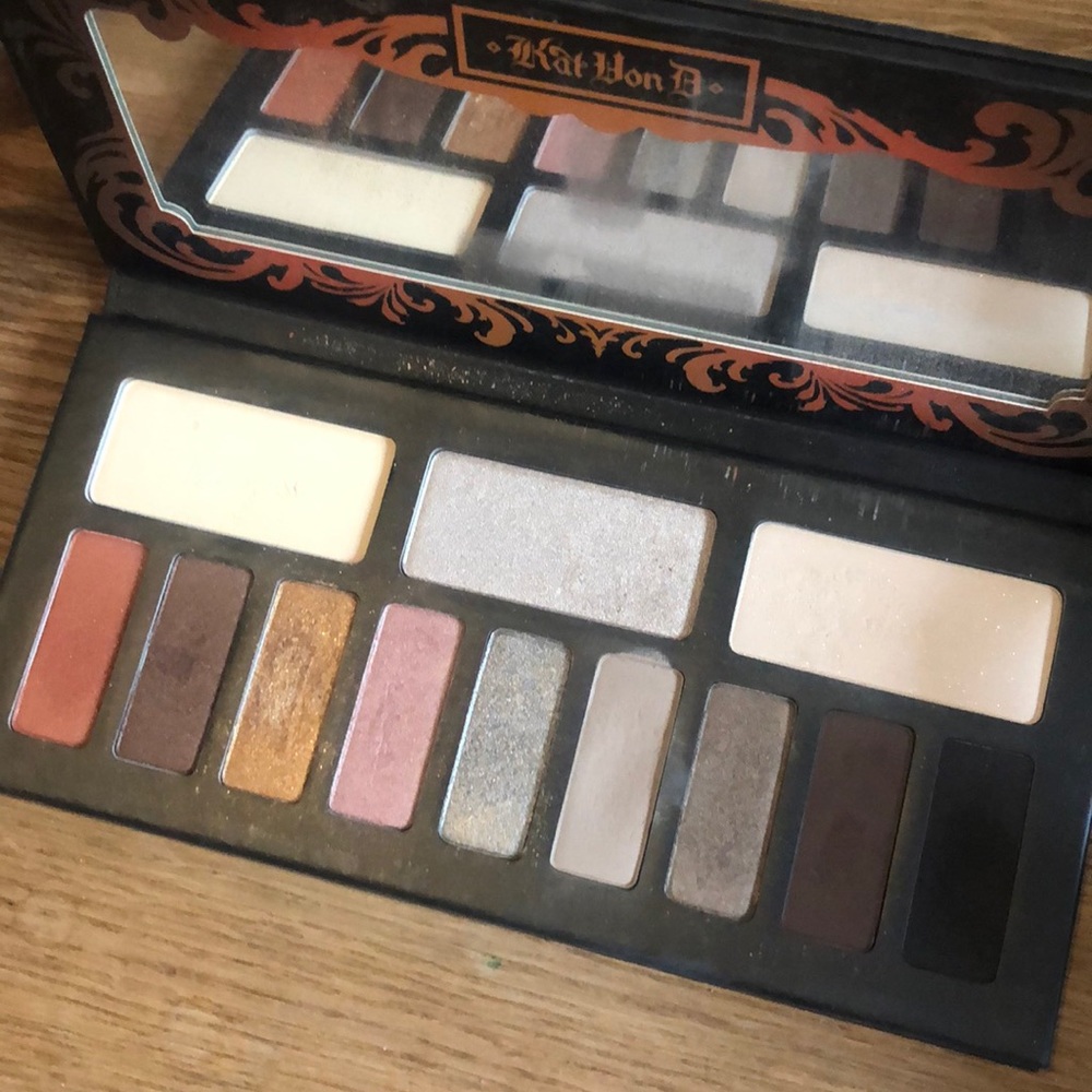 Kat von D monarch eye shadow palette